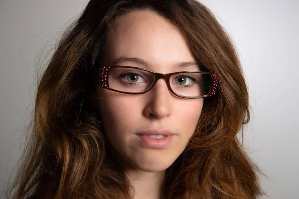Menina Morena Bonita Usando Óculos Jovem Com Bom Cabelo Castanho — Fotografia de Stock