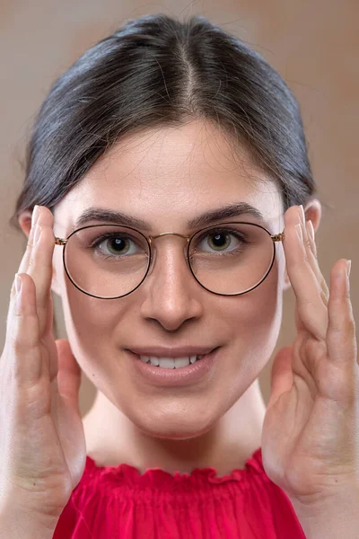 Ελκυστική Νεαρή Γυναίκα Δοκιμάζει Συνταγογραφούμενα Γυαλιά Μετά Από Έναν Έλεγχο — Φωτογραφία Αρχείου