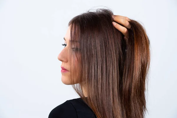 Cabeça Morena Vista Das Costas Tocando Seu Fantástico Cabelo Longo — Fotografia de Stock