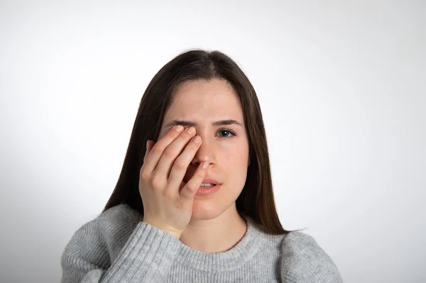 Junge Braunhaarige Weibliche Modell Porträt Mädchen Versteckt Einen Teil Ihres — Stockfoto