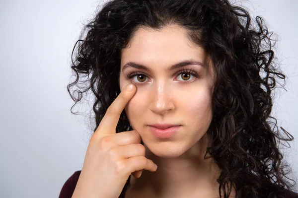 Retrato Jovem Modelo Feminino Morena Atraente Apontando Para Olho Uma — Fotografia de Stock