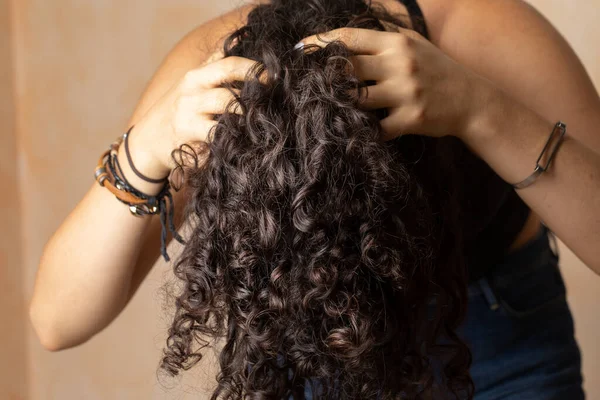 Junge Frau Mit Langen Lockigen Haaren Die Sich Rahmen Ihrer — Stockfoto