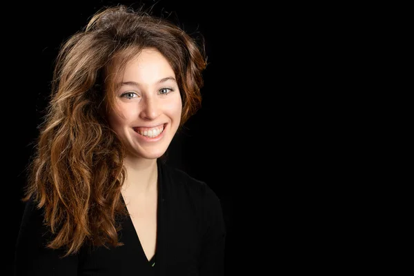 Menina Cabelos Vermelhos Longo Sorrindo Isolado Fundo Preto — Fotografia de Stock