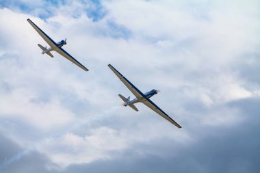 Yakın düzende uçan iki dublörün alçak açılı görüntüsü.
