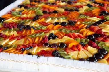 Meyveli düğün pastasının yakın görüntüsü.