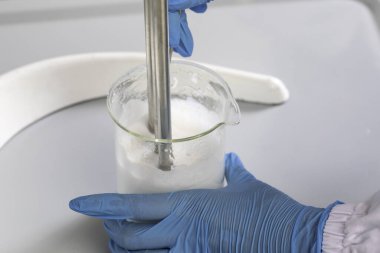 Tıbbi deney, mikser laboratuarında sıvı. Yakın çekim.