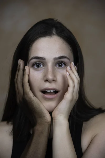 Woman Shocked Face Expression Keeping Dark Skin Caucasi — Stock Photo, Image