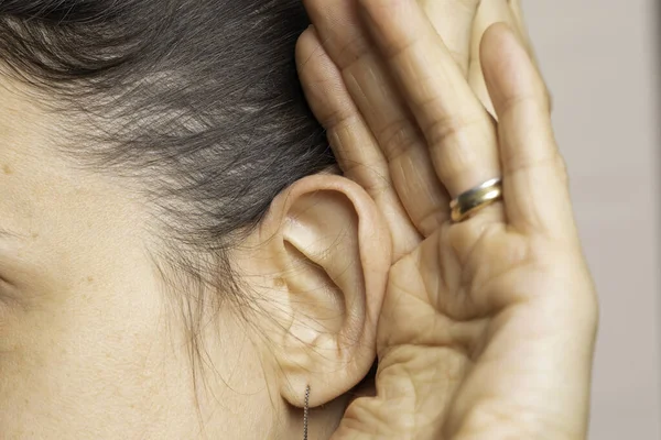 Mulher Com Anel Ouvindo Tocando Orelha — Fotografia de Stock