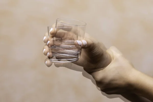 Vista Cerca Mano Temblorosa Una Persona Que Sostiene Vaso Beber — Foto de Stock