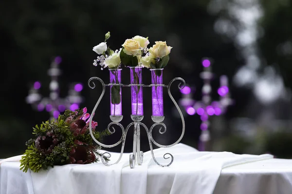 Blommor Dekorationer Och Violett Ljus Gräsmattan Villa — Stockfoto