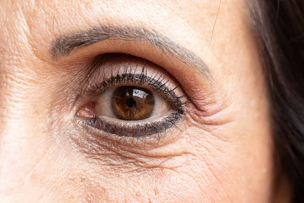 Närbild Vit Kvinnas Ögon Och Ansikte Slutet Fyrtioårsåldern Bär Svart — Stockfoto