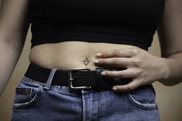 Mão Cintura Uma Jovem Com Umbigo Diamante Piercing Fechar — Fotografia de Stock