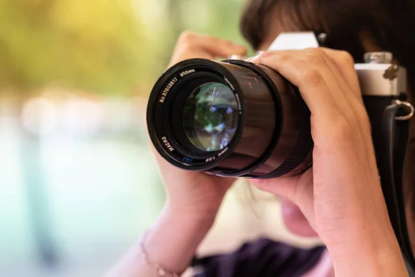 Eine Nah Und Frontansicht Auf Das Makroobjektiv Einer Professionellen Kamera — Stockfoto
