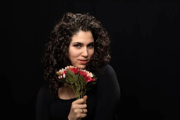 Menina Com Cabelo Preto Olhos Castanhos Posando Com Buquê Flores — Fotografia de Stock