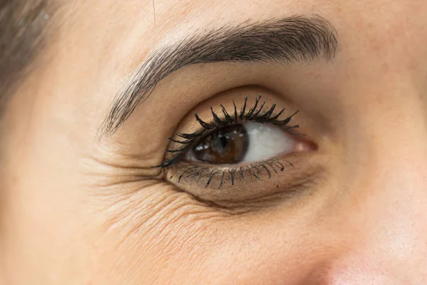 Een Mooie Jonge Vrouw Wordt Van Dichtbij Gezien Met Kraaienpootjes — Stockfoto