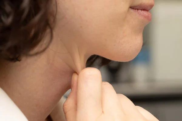 Uma Visão Perto Perfil Lateral Uma Jovem Caucasiana Beliscando Camada — Fotografia de Stock