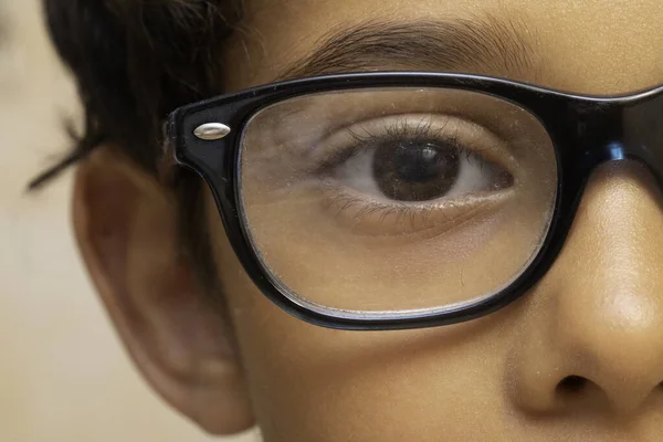 Extreme Nahaufnahme Auf Das Auge Eines Jährigen Jungen Mit Brille — Stockfoto