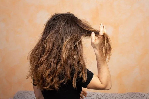 Menina Por Trás Com Mãos Cabelo Castanho — Fotografia de Stock