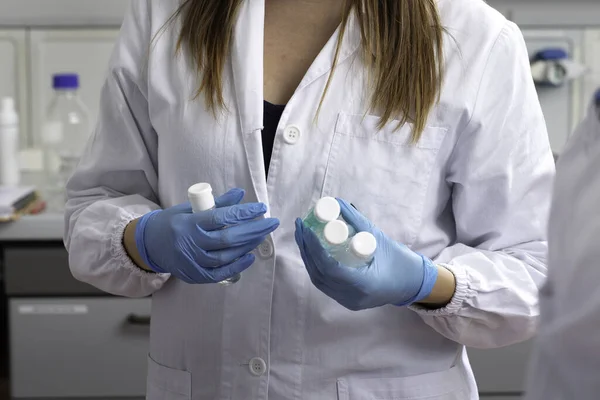 Trabalhador Laboratório Segurando Garrafas Com Produtos Cosméticos Closeu — Fotografia de Stock