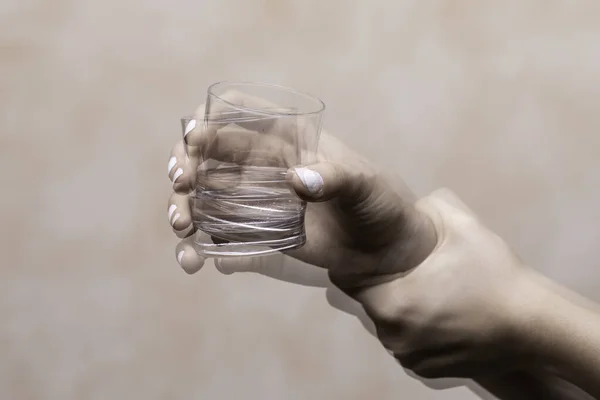 Tremori Mano Tenendo Bicchiere Con Bevanda Alcolica — Foto Stock