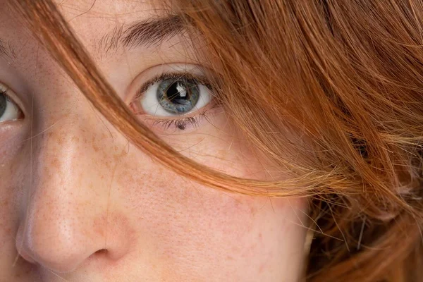 Detalhe Menina Com Cabelos Castanhos Claros Olhos Grisalhos — Fotografia de Stock