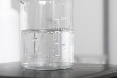 Su dolu bir deney şişesi, laboratuvar mikserinde temiz sıvı.