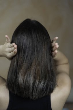 Güzel, uzun kahverengi saçlı genç bir kadın. 