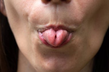 Dilini bük, diliyle şekiller yap.