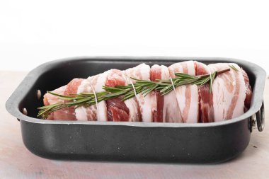 Biberiye yapraklı bir fırında domuz filetosu.