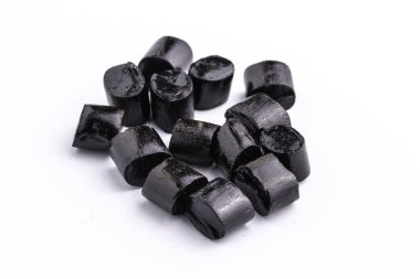 Siyah silindirik taşlar üst üste yığılır.