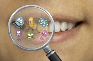 Sarı dişli bir çift dişin merceğiyle büyütme.