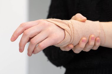 El kırığı ve bandajlı.