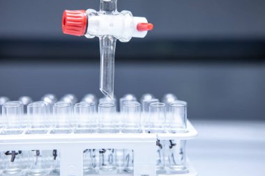 Laboratuvar, bilimsel araştırma konsepti içinde kullanılmayan temiz ve steril test tüplerine yakından bir bakış..