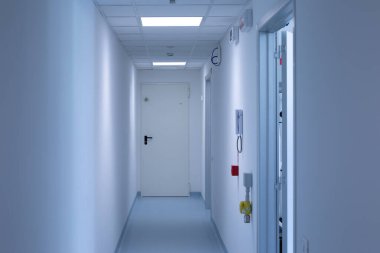 Fen laboratuvarında temiz ve beyaz bir koridor görülür. Modern bir klinik binanın iç tasarımı..