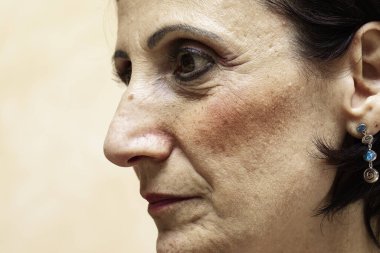 Orta yaşlı güzel kadın portresi