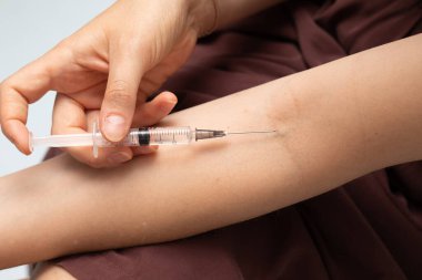 Uyuşturucu ve eroin kullanımı ve istismar kavramı, genç bir kadının kolundaki damara bir şırınga sokması, fotokopi-uzay görüşünü kapatması gibi görülüyor..