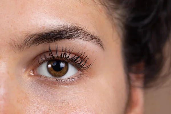 Ekstremalne Zbliżenie Jasne Oko Pięknej Białej Dziewczyny Brązową Tęczówką Długimi — Zdjęcie stockowe