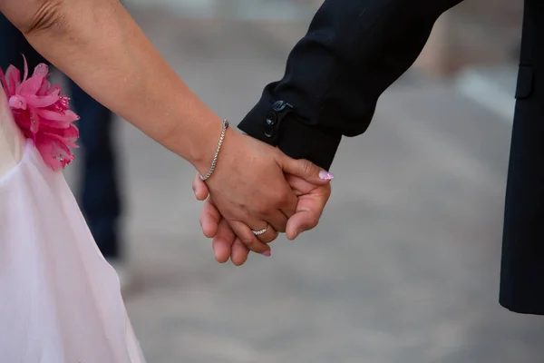 Närbild Ett Nygift Par Som Håller Hand Romantik Och — Stockfoto