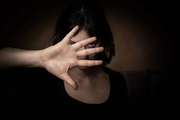 Mujer Escondiendo Cara Mostrando Señal Stop — Foto de Stock