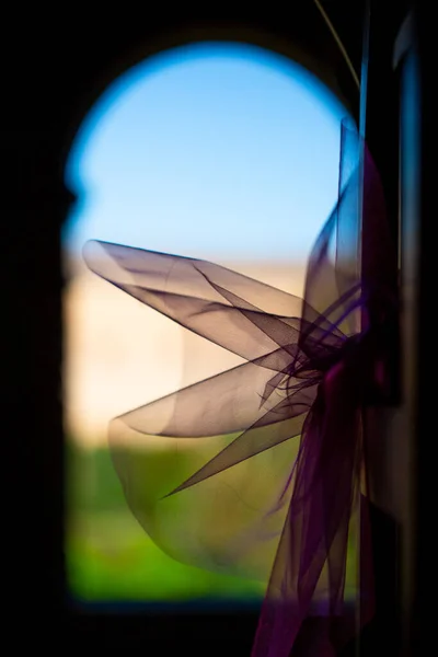 Vista Retroiluminada Una Delicada Decoración Boda Textil Color Lila — Foto de Stock