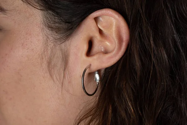 Détail Oreille Gauche Une Fille Avec Une Boucle Oreille Ronde — Photo