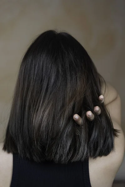 Jovem Mulher Tocando Seu Belo Cabelo Castanho Reto Com Ela — Fotografia de Stock