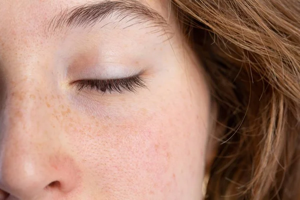 Gözleri Kapalı Kahverengi Saçlı Bir Kızın Ayrıntıları — Stok fotoğraf