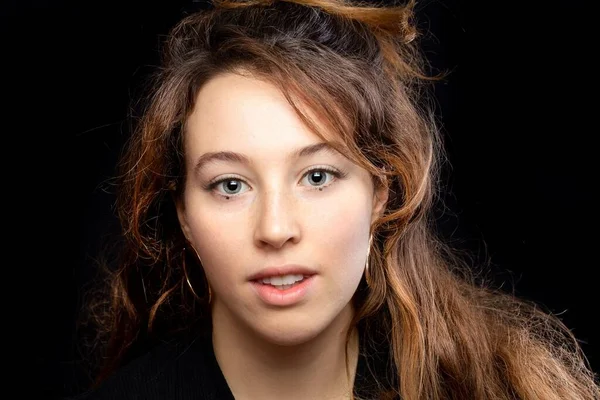 Close Uma Menina Cabelos Castanhos Sorridente Com Olhos Grisalhos — Fotografia de Stock