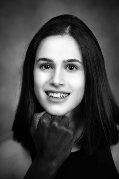 Bela Jovem Menina Preto Branco Retrato — Fotografia de Stock