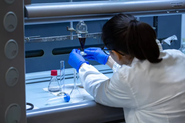 Een Schouder Zicht Van Een Vrouwelijke Lab Technicus Die Werkt — Stockfoto