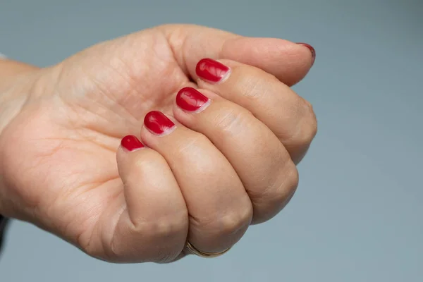 Kobieta Czerwonym Manicure Pierścień Izolowany Szarym Tle — Zdjęcie stockowe