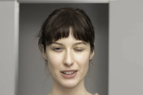 Πορτρέτο Μιας Όμορφης Γυναίκας Που Κλείνει Μάτι Στο Ένα Μάτι — Φωτογραφία Αρχείου