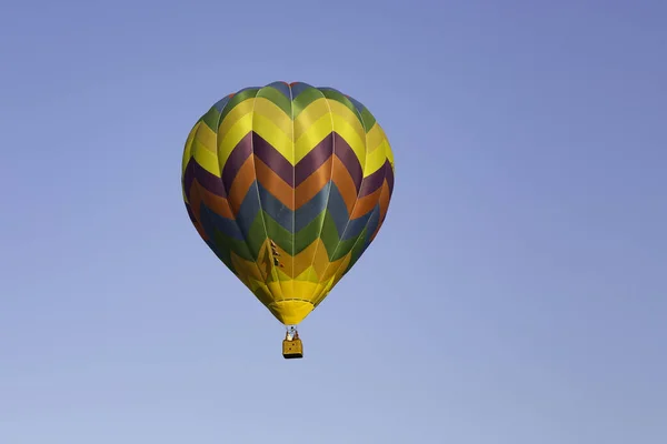 Летние Приключения Летящий Воздушный Шар Голубом Небе — стоковое фото