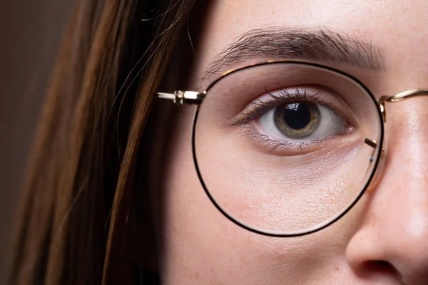 Close View Eye Beautiful Short Sighted Caucasian Girl Wearing Oversized — Stock Photo, Image